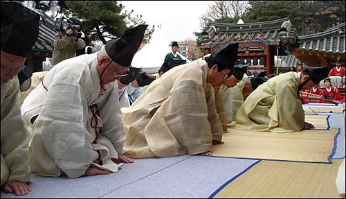 사당 밖에 엎드려 고유문을 듣고 있는 문중 원로들. 이들은 북관대첩비의 복제품을 정 장군의 묘소에 세워줄 것을 문화재청에 요청하고 있으나 실현 여부는 아직 불투명하다. 